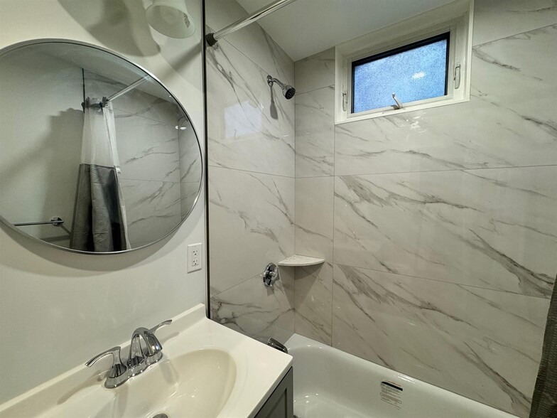 Building Photo - 136 Sharon St