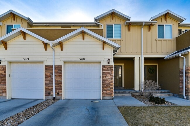 Building Photo - 3201 W Desert Lily Dr