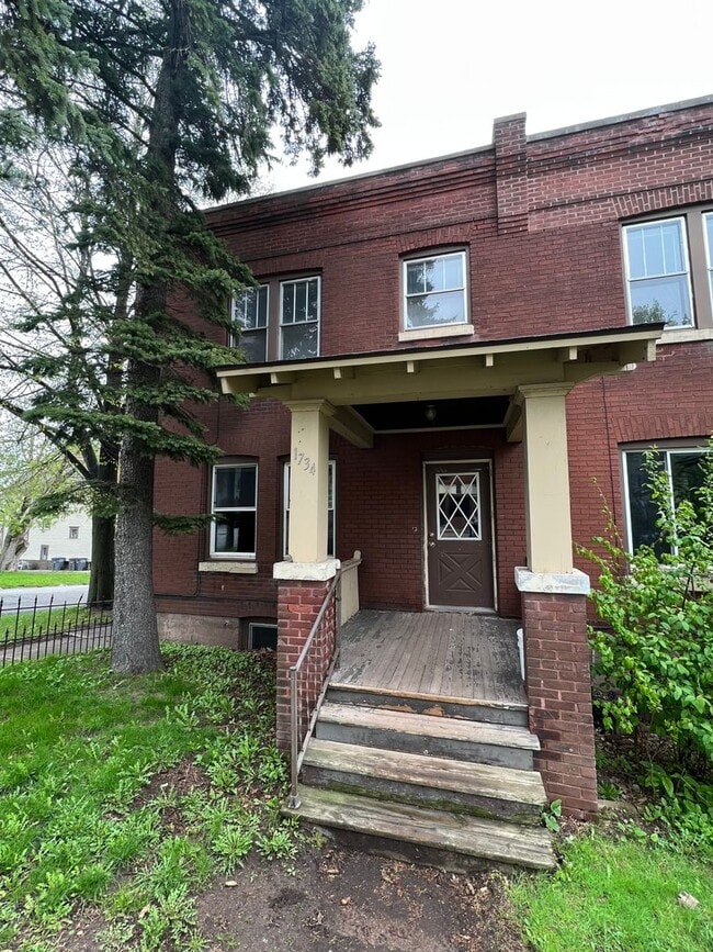 Building Photo - AVAILABLE JUNE -  4 Bed 1 Bath Townhome