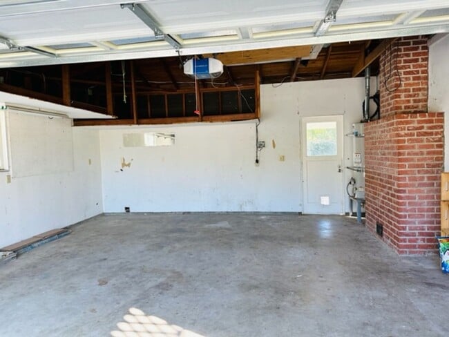 Building Photo - $2,300 First & Bullard 3 Bedroom, Pool, Ho...