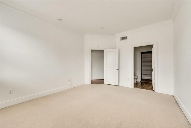 Building Photo - 2885 Woodside St