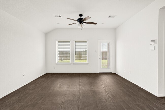 Building Photo - 2334 Spruce Clf Ln