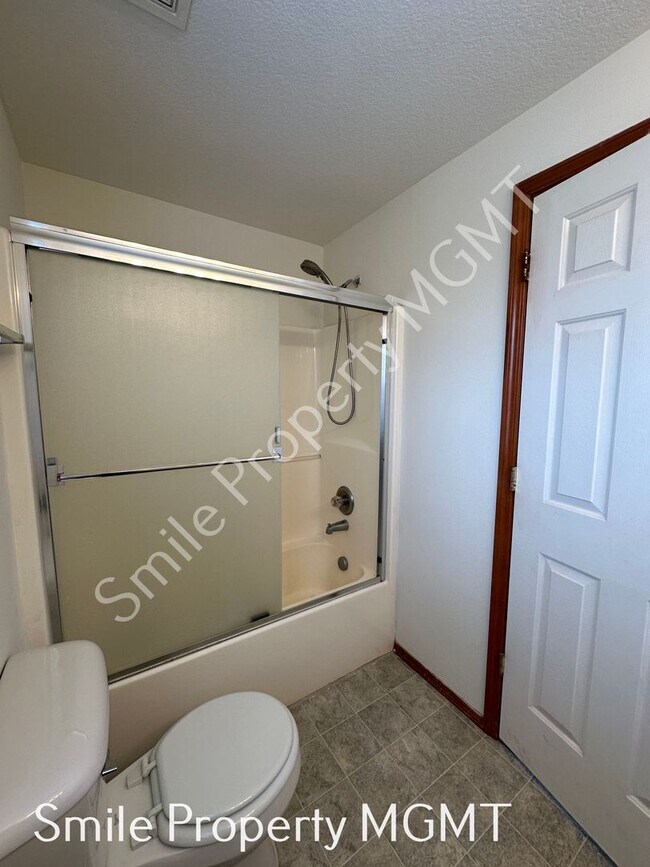 Building Photo - Lovely house with 3 bedrooms and 2.5 bathroom.