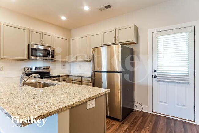Building Photo - 2775 Village Ln