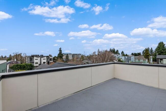 Building Photo - Stunning Modern Air-Conditioned Townhome in Coveted Whittier Heights