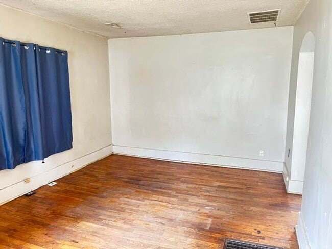 Building Photo - 244 N Vine St