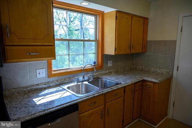 Building Photo - 948 Homeland Dr