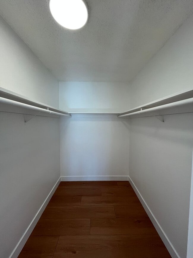 Building Photo - Simi Valley 4+3 w/downstairs bed + full bath + EV charger!