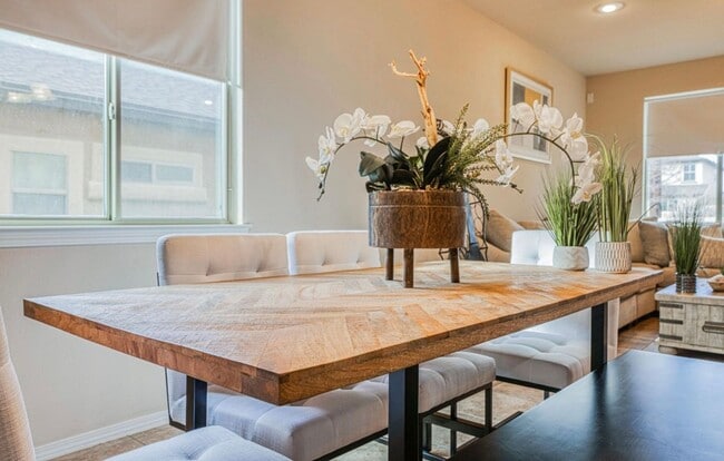 Building Photo - Westside area for Short or Long Term Rental (Completely Furnished) Beautiful 3 bed/2.5 baths plus...