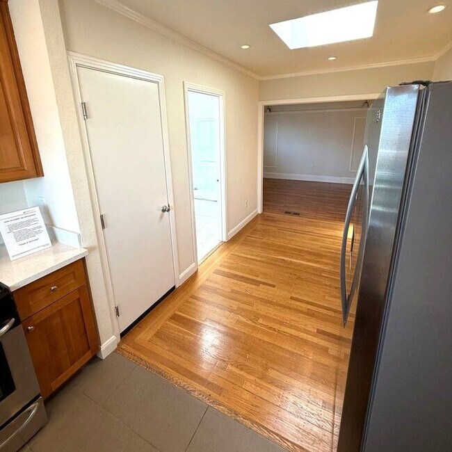 Building Photo - Sunlit 3-Bed, 2-Bath Home Steps from Balbo...