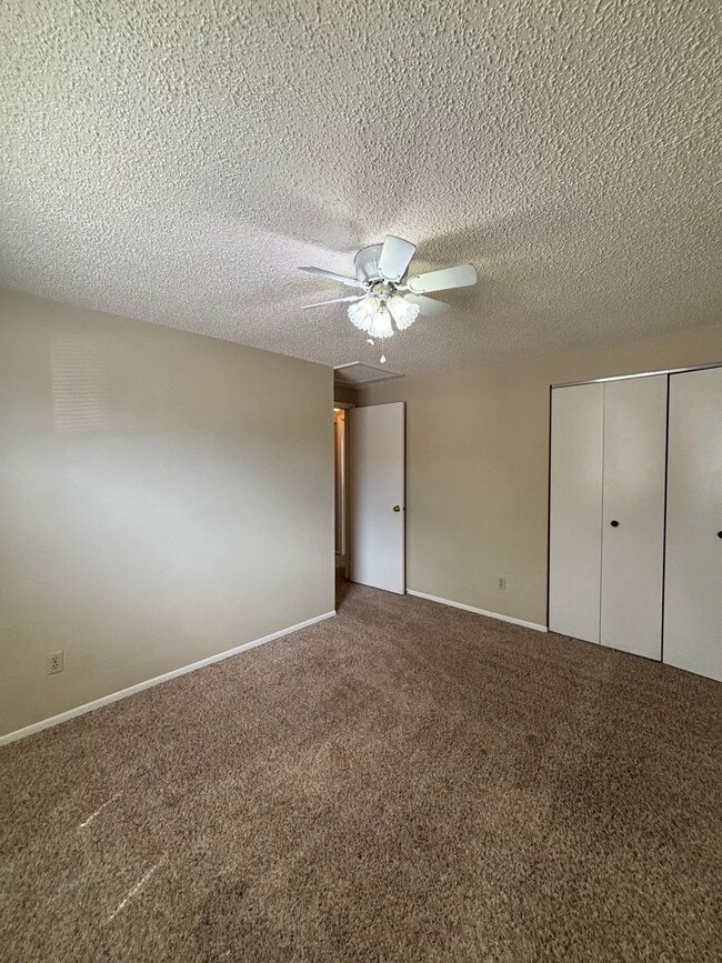 Building Photo - 3 bed, 1.5 bath - Available Now! MileStone...