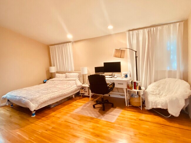 Building Photo - 14 Windsor Rd