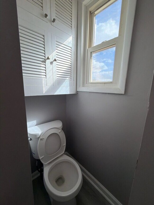 Building Photo - 3 bedrooms with parking