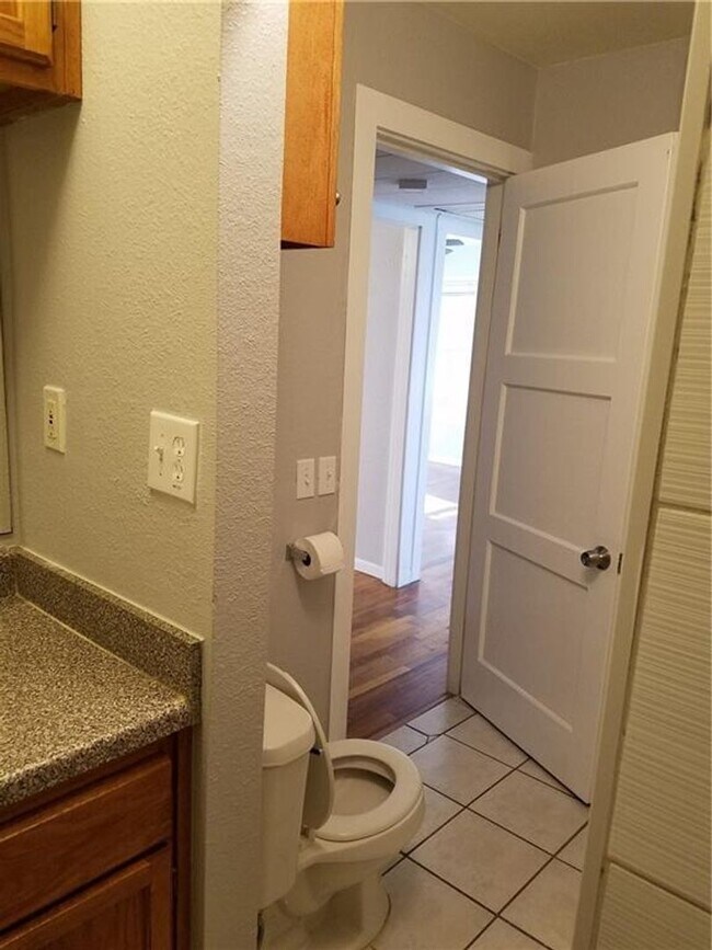 Building Photo - 4 bedroom 2 bath