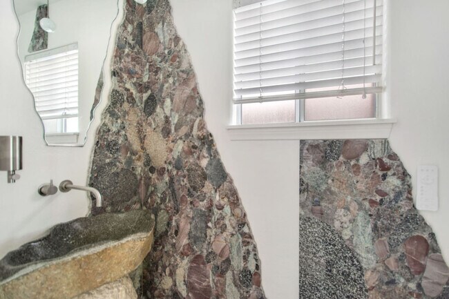 Building Photo - 603 10th St