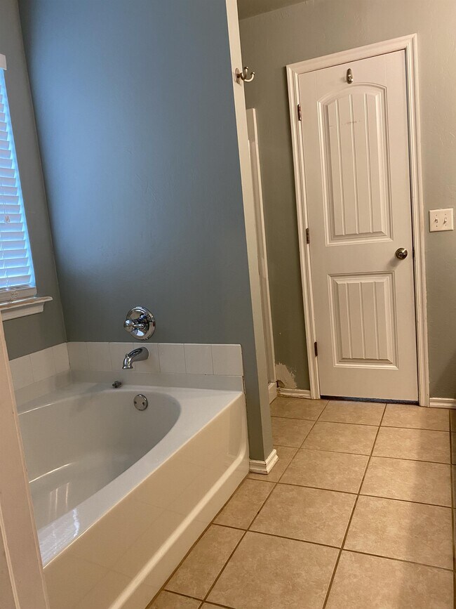 Building Photo - 18101 Viento Dr