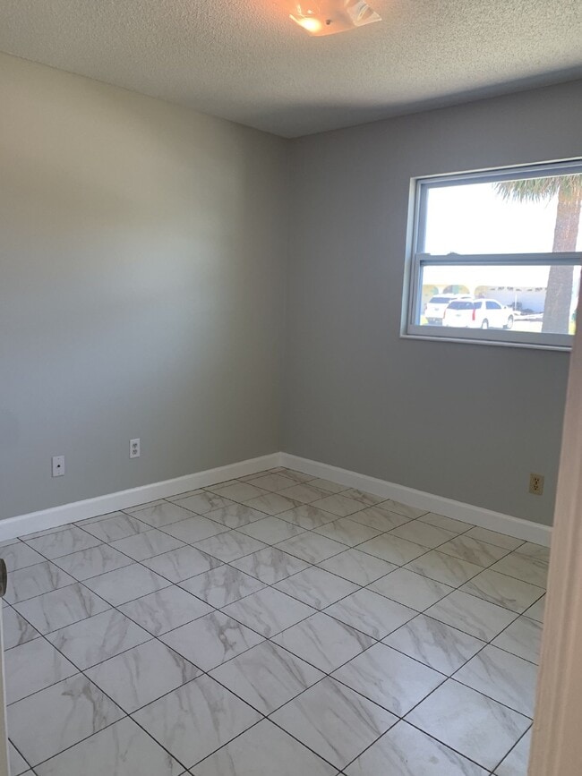 Building Photo - Beautifully Renovated Canal Home