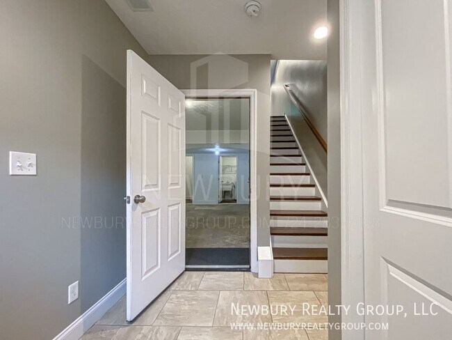 Building Photo - 147 Banksville Pl
