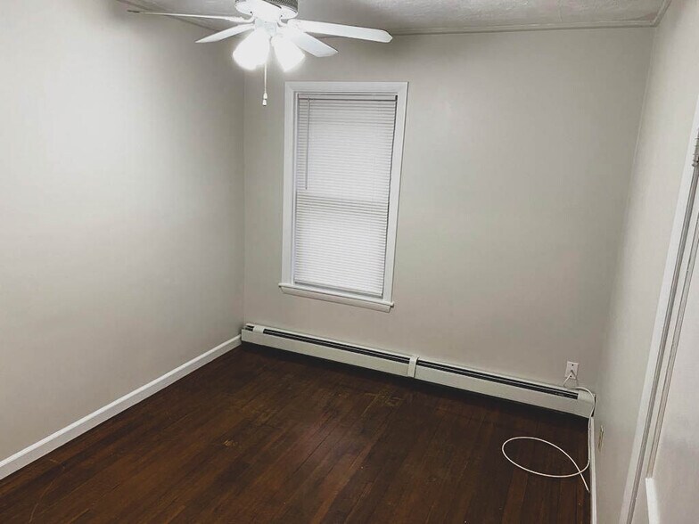 Livingroom 5d - 33 Tingley St