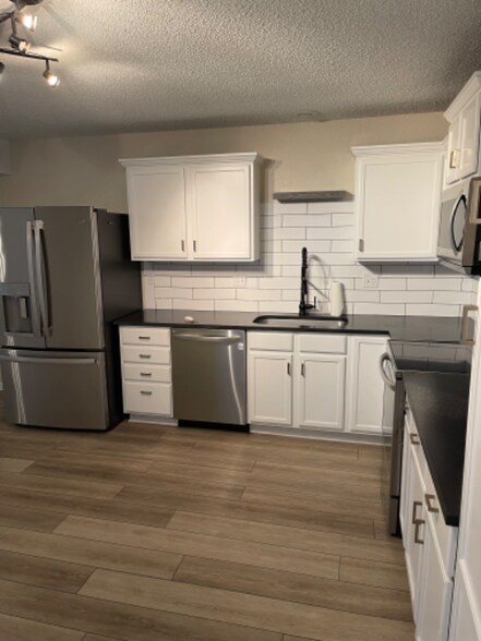 Building Photo - 208 N Pointe Ln