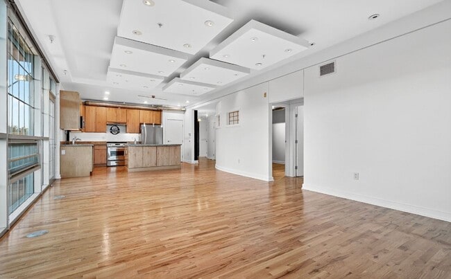 Building Photo - Stunning 3 bedroom Loft