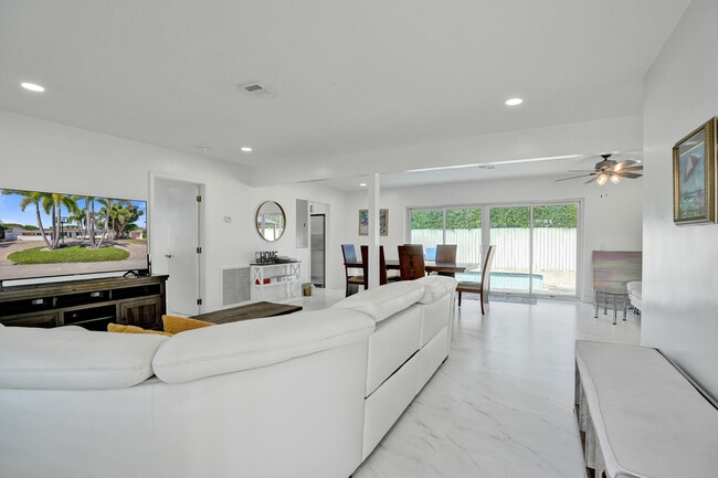 Building Photo - 1633 SE 5th Ct