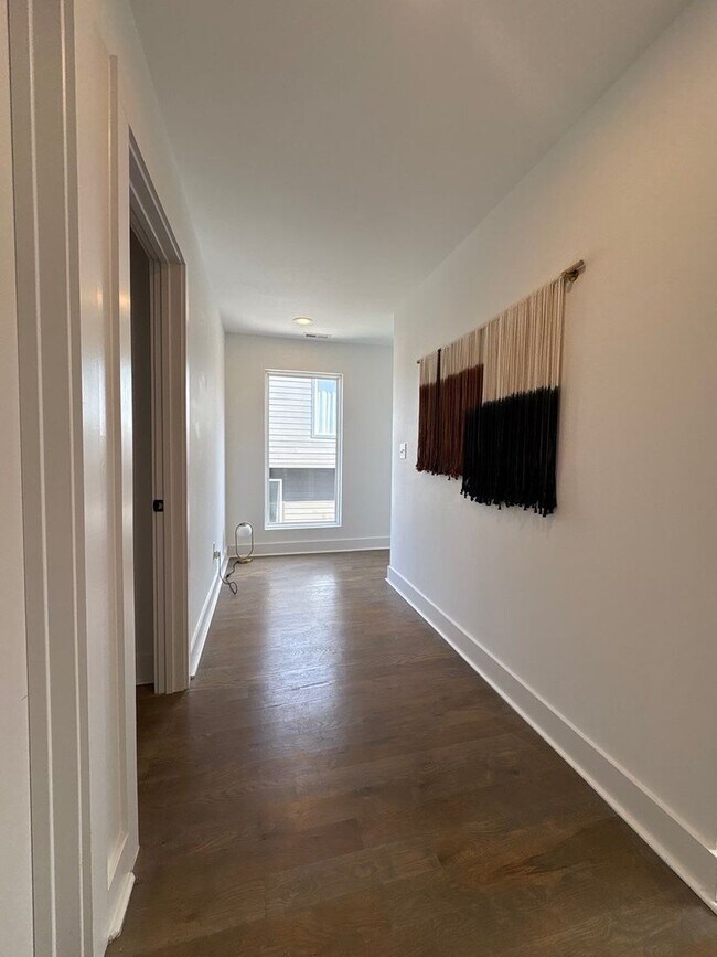 Building Photo - Fully Furnished 5 Bed, 3.5 Bath Located In East Nashville's McFerrin Park Neighborhood w/ Flexibl...