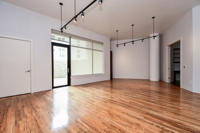 Building Photo - 5005 Hidalgo St