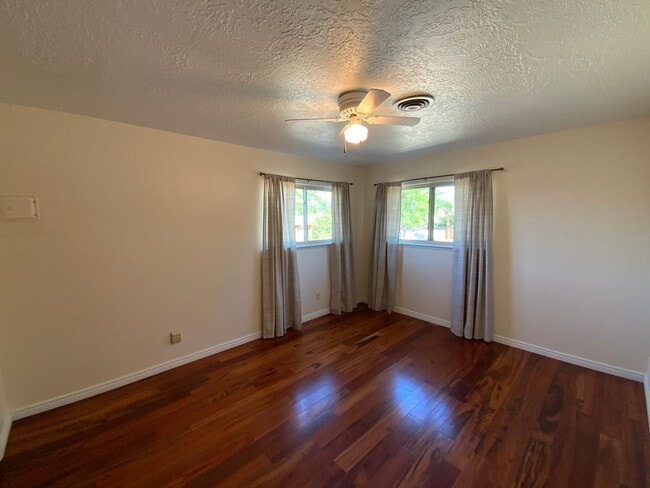 Building Photo - 3 Bedroom Single Story Home Available Near...