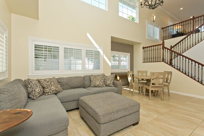 Building Photo - Diamond Head - Pet friendly - furnished 3 bedroom home with garage! Available now!