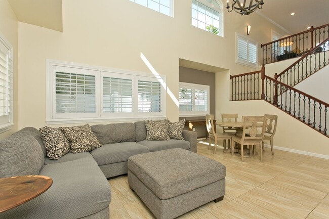 Building Photo - Wonderfully furnished rental - available now!
