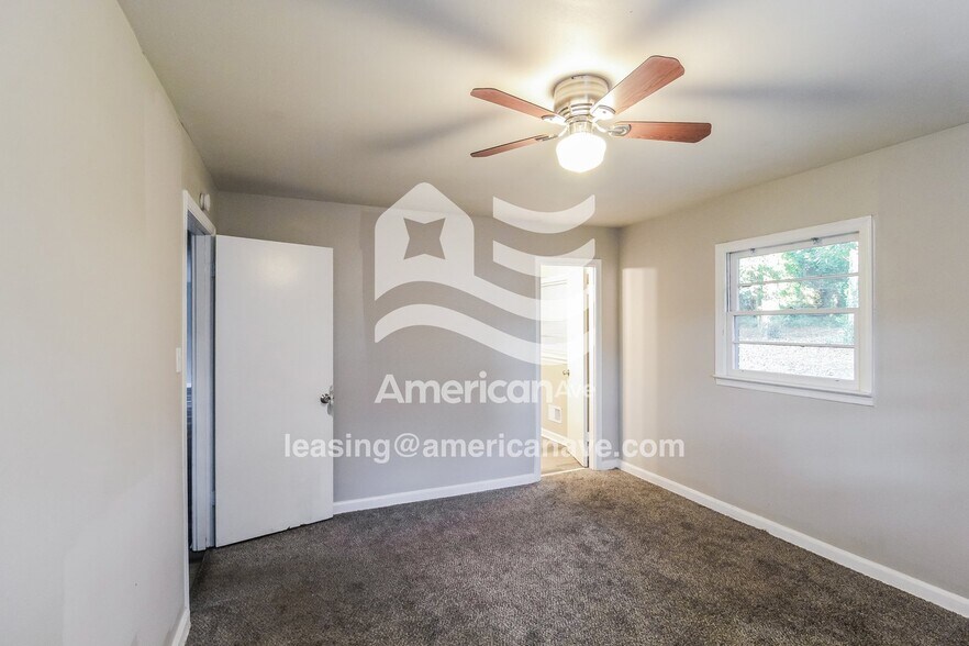 Building Photo - 215 Knodishall Dr