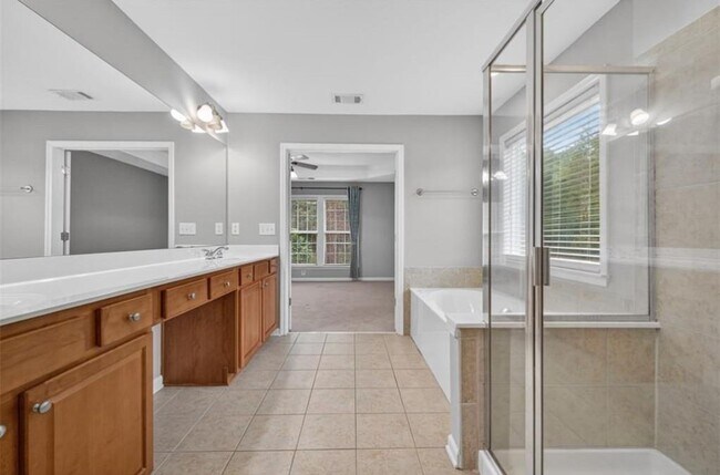 Building Photo - 740 Mayfair Ct