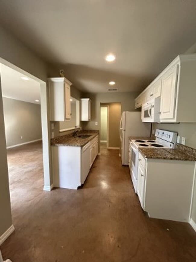 Building Photo - 2-bed/2-bath in a great location!