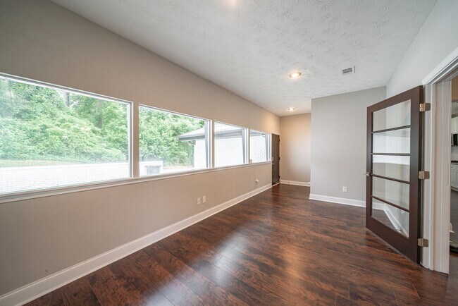 Building Photo - 4 bedroom/3 bath, 3711 sqft in Midtown!