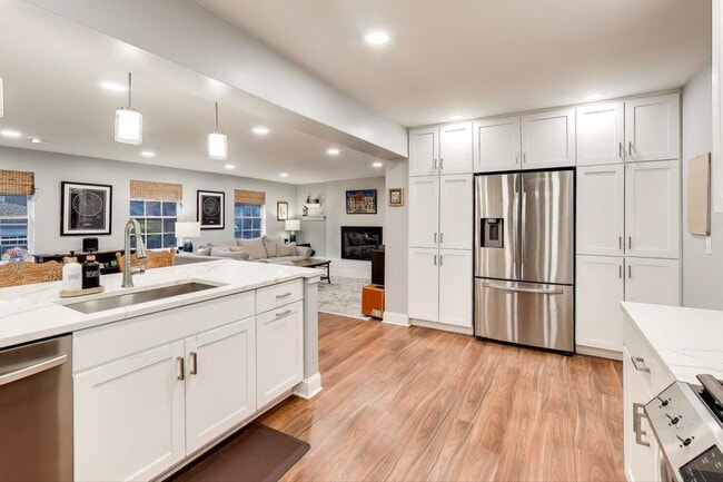 Building Photo - 6 S Waterman Ave