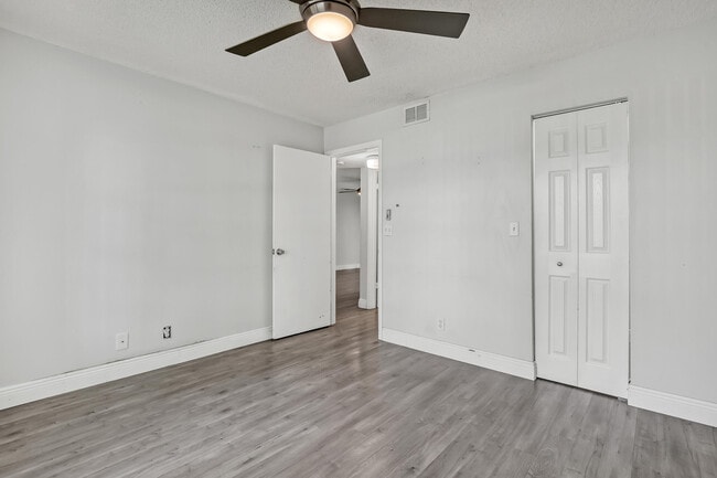 Building Photo - 4575 Lucerne Lakes Blvd W