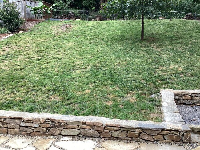 Building Photo - 23 Moore Ave