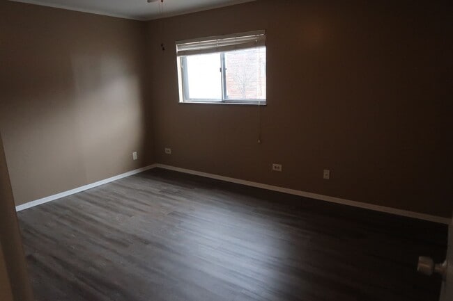 Building Photo - Very spacious condo on Lake Avenue! Lake Terrace #4 3bed/1bath $1900 per month includes assigned ...