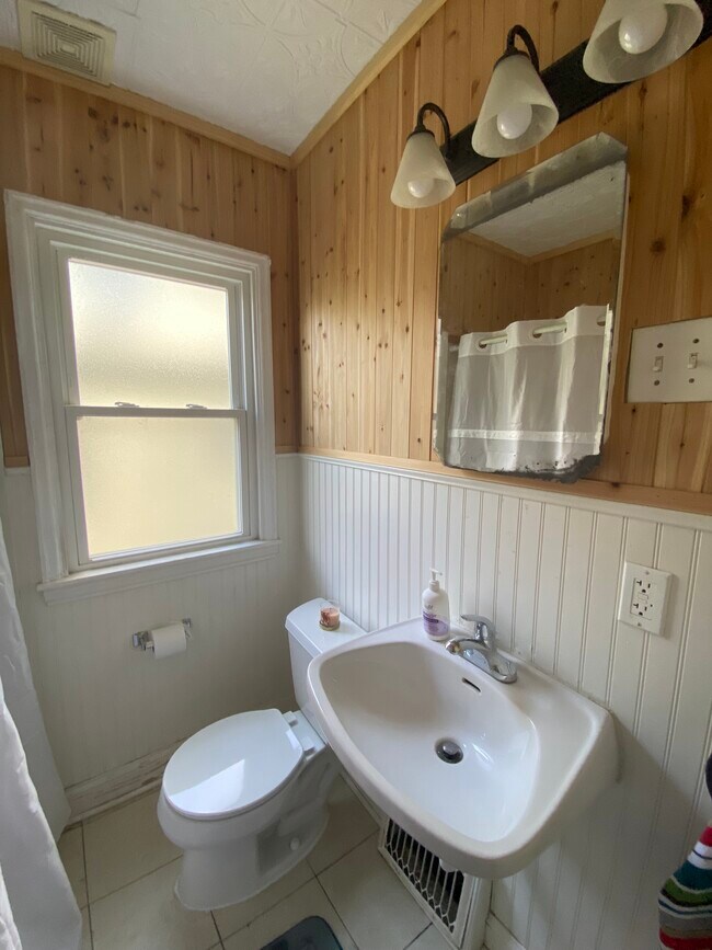 Main level bathroom - 3915 Aldrich Ave N