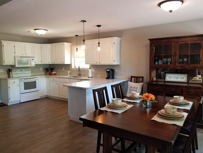 Building Photo - 2000 Ridgewood Dr