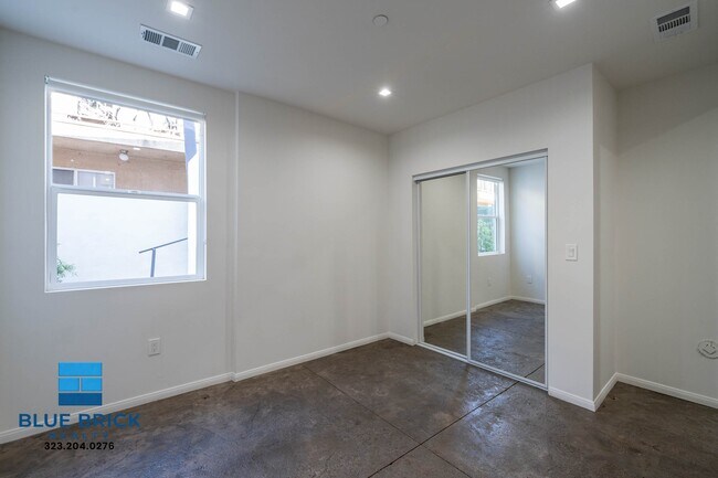 Building Photo - 5239-5241 Huntington Dr -