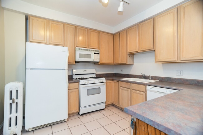 Building Photo - 7631 N Eastlake Terrace