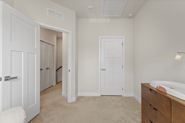 Building Photo - Luxurious three-story townhome with owner's suite and high-end finishes