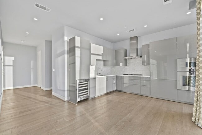 Building Photo - Stunning high rise unit in the affluent River Oaks District!