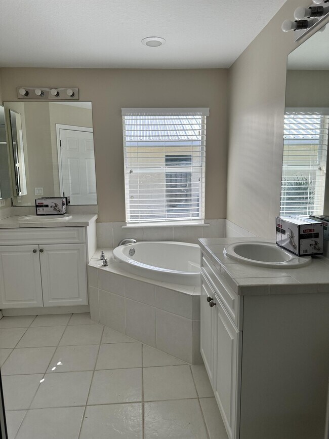 Building Photo - 3927 SW 16th Pl