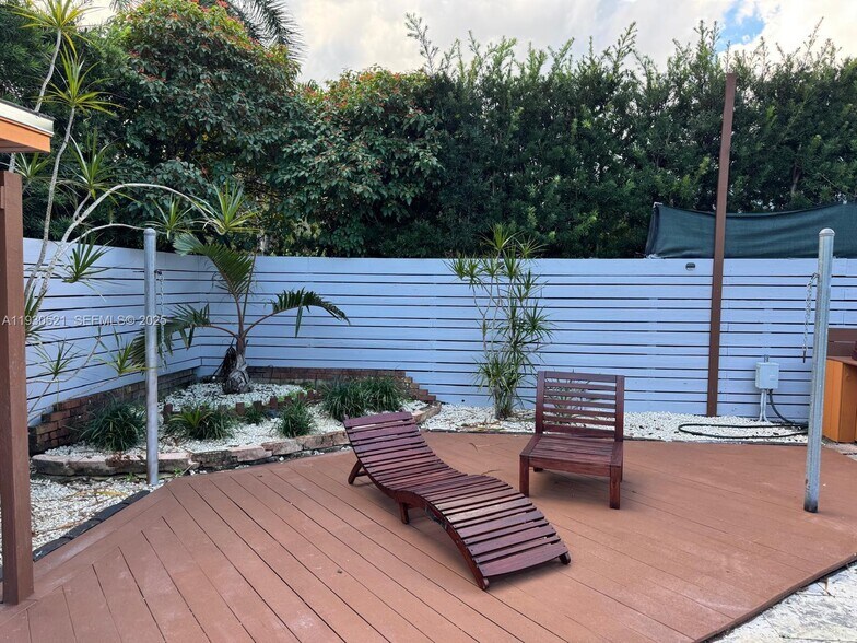 Building Photo - 985 NE 115th St