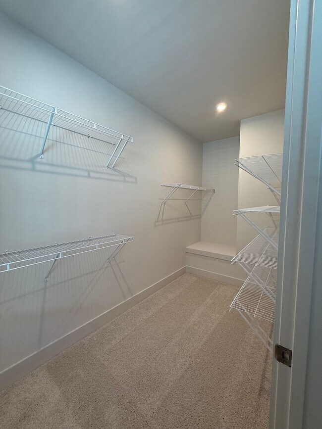 Building Photo - Gorgeous Chosewood/Grant Park Townhome