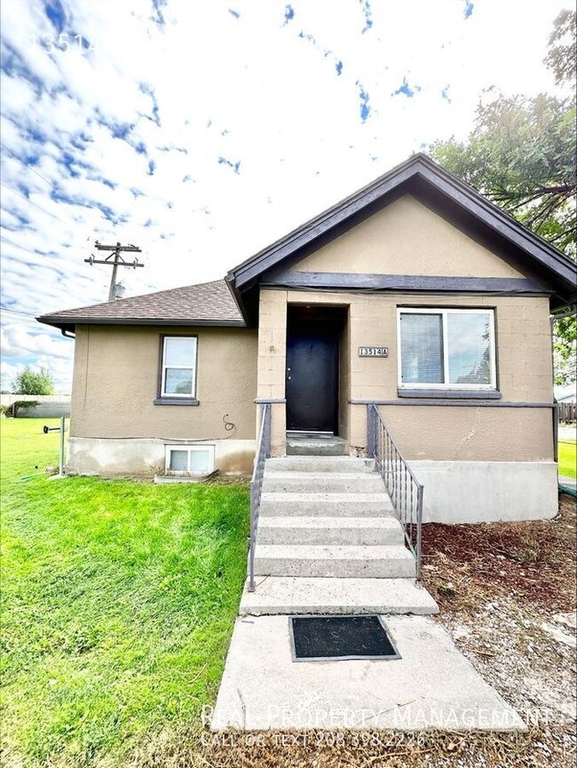 Primary Photo - MOVE IN SPECIAL - 3 bed 1 bath - 2 level a...