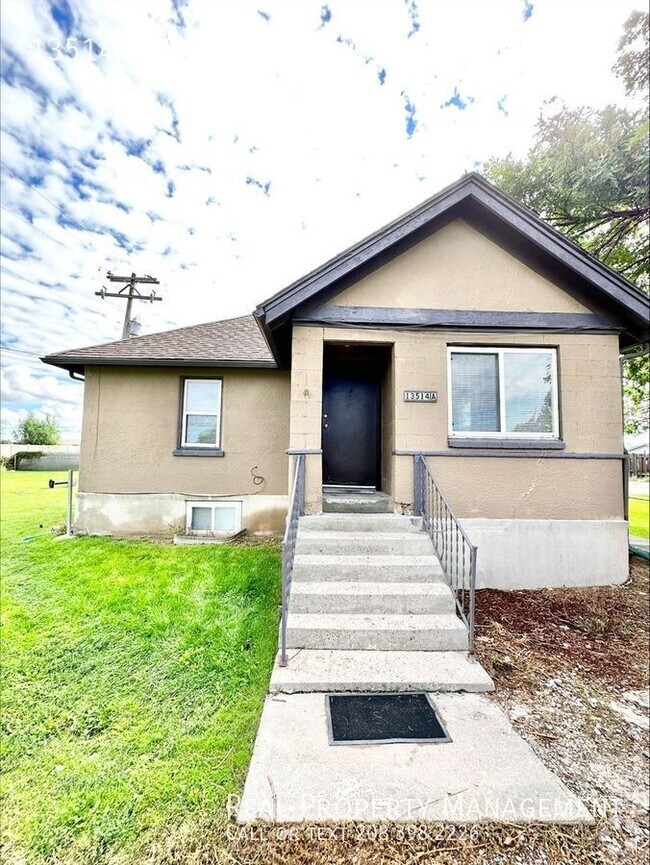 Building Photo - MOVE IN SPECIAL - 3 bed 1 bath - 2 level a...